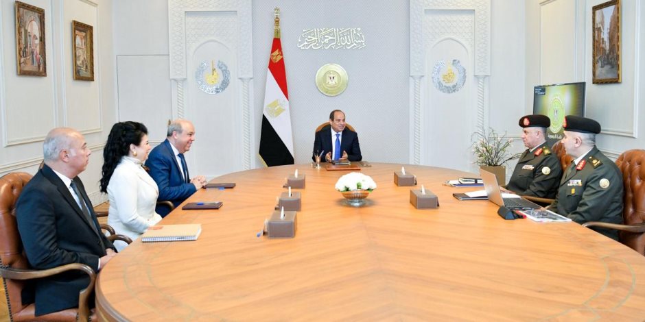 الرئيس السيسي يطلع على تطوير المطارات وتعزيز أسطول مصر للطيران