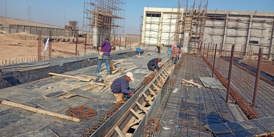 وزيرة الإسكان تتابع موقف تنفيذ مشروعات المرافق بمدينة العبور الجديدة