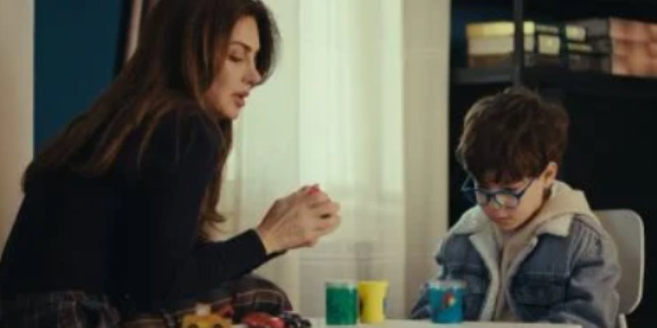 مسلسل اللون الأزرق الحلقة 5.. آمنة تصطحب حمزة لمركز سديم والصدمة لفقدان عملها