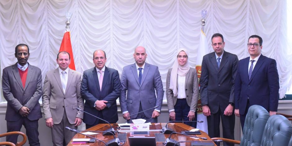 وزير العمل يبحث مع رئيس الجامعة البريطانية إطلاق منظومة وطنية لتأهيل الكوادر المصرية