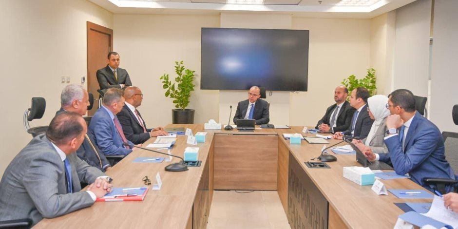 وزير الاستثمار والتجارة الخارجية يجتمع بمسئولى شركات السكر لبحث وضع السوق