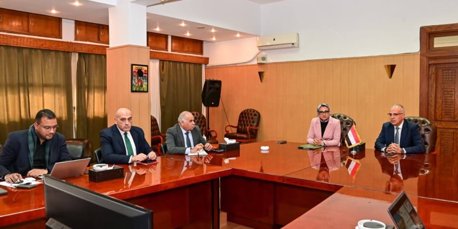 وزير الرى يبحث مع محافظ الوادى الجديد موقف وضوابط استخدام المياه الجوفية