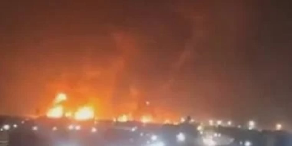 رويترز: زورقان ملغومان يصطدمان بناقلتى وقود فى العراق واندلاع حريق هائل