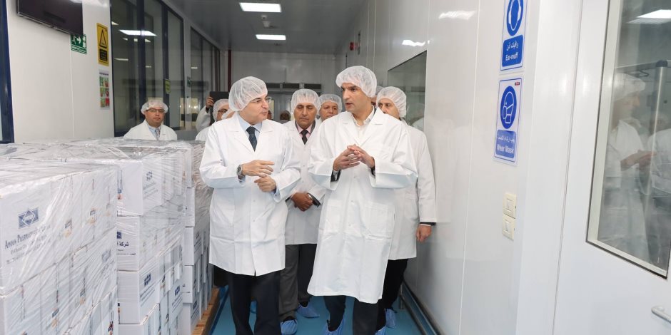  وزير الصناعة ومحافظ القليوبية يتفقدان 5 مصانع متخصصة في الصناعات الدوائية بالعبور 