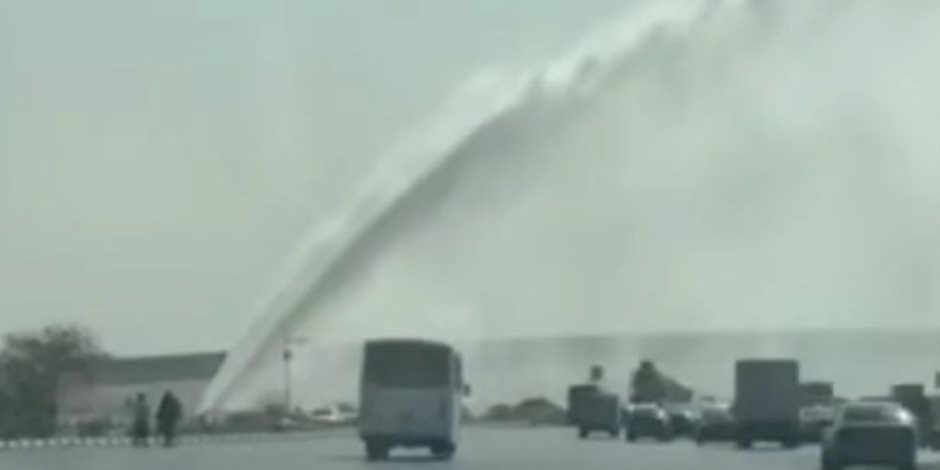 انفجار ماسورة مياه على طريق الواحات بأكتوبر يربك المرور
