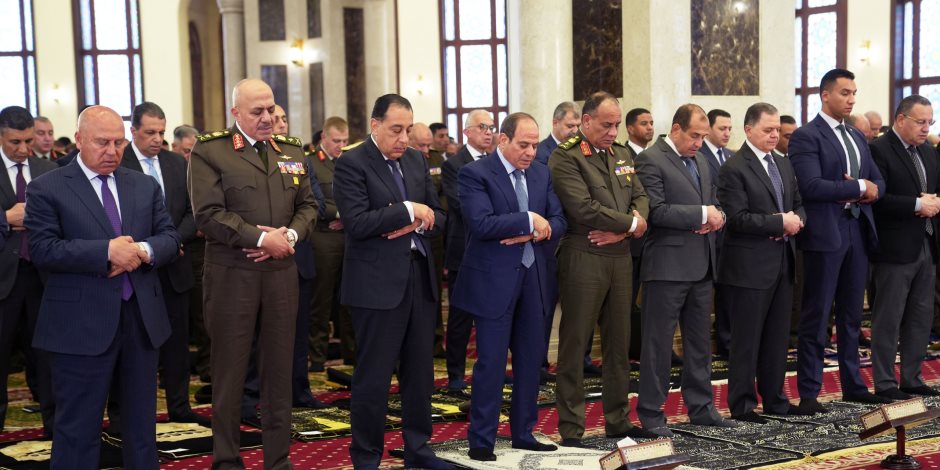 الرئيس السيسي يؤدي صلاة الجمعة بمسجد المشير تزامنا مع احتفالات مصر بذكرى يوم الشهيد