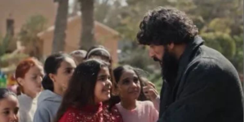 أحمد العوضى يزور الأطفال فى دار الأيتام ويحتضنهم بالحلقة 24 من على كلاى