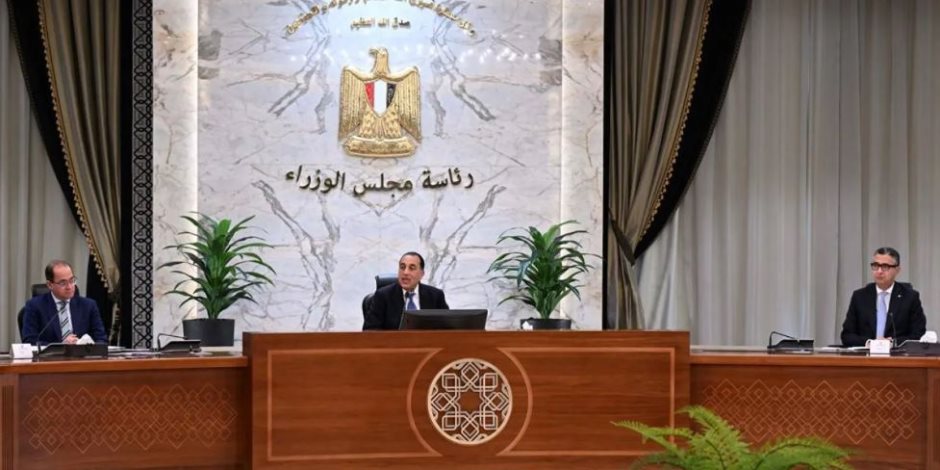 طوارئ في مواجهة الإعصار الاقتصادي.. ترشيد النفقات الحكومية.. تأمين السلع.. حملات رقابية على الأسواق.. تحريك أسعار البترول.. توافر الدولار اللازم لتلبية الاحتياجات 