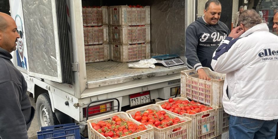  21.5 جنيه للكيلو.. القابضة للصناعات الغذائية تدفع  بسيارات متنقلة لطرح الطماطم بأسعار مخفضة