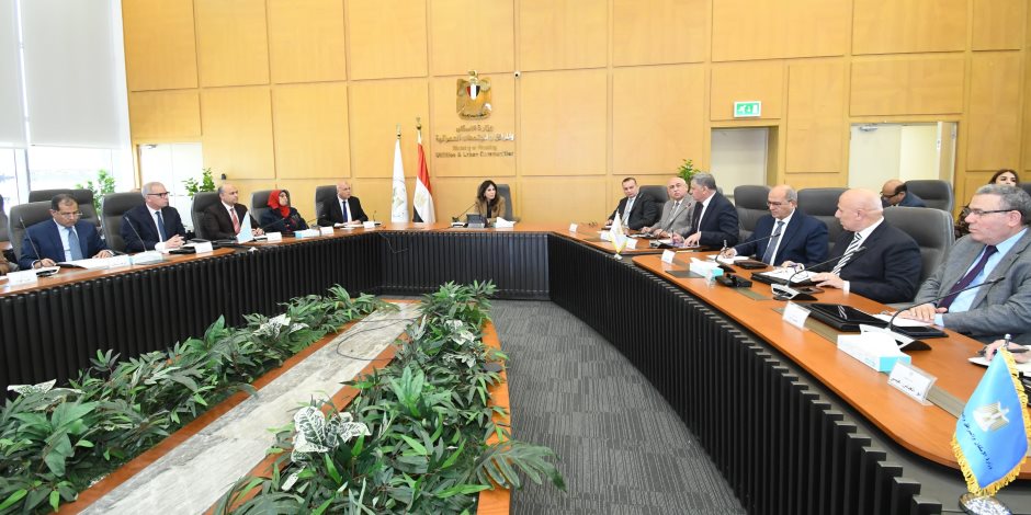 وزيرة الإسكان تترأس الاجتماع الدوري للجنة المرافق لمتابعة منظومة العمل بقطاعات مياه الشرب والصرف الصحي