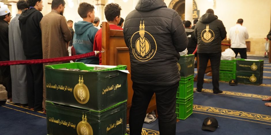 بيت الزكاة والصدقات يقدم 8 آلاف وجبة سحور لرواد الجامع الأزهر في ليلة 27 رمضان