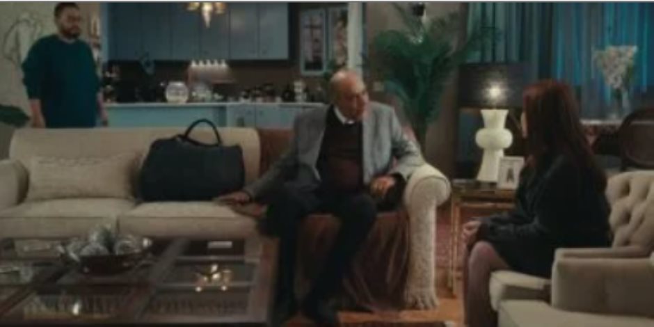 مسلسل اللون الأزرق الحلقة 11.. والد آمنة يزور منزلها ويقيم معها