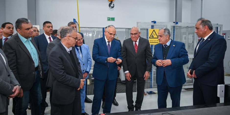 رئيس العربية للتصنيع ووزير الرى يتفقدان مركز التصنيع الرقمى بمصنع المحركات