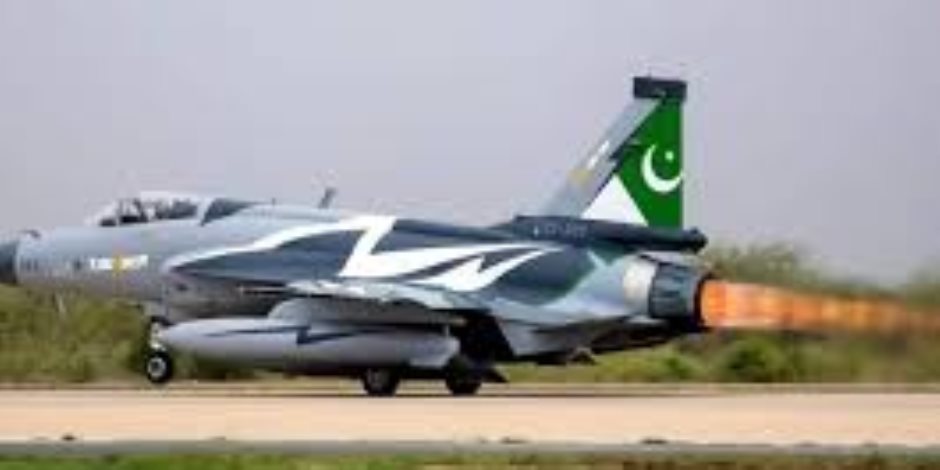 تداعيات "حرب الوقود": باكستان تفرض قيوداً على شحن الطائرات بالوقود وتستنجد بالمطارات الخارجية