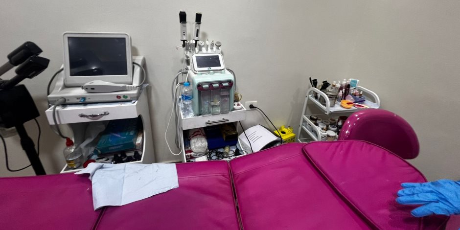 الصحة تغلق عيادة «ندوش بيوتي كلينك» للتجميل بالقاهرة لإدارتها بدون ترخيص وانتحال صفة طبيب
