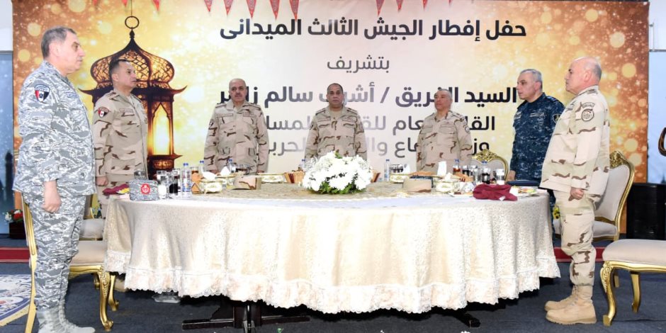 وزير الدفاع يلتقى مقاتلى الجيش الثالث الميداني وقوات شرق القناة لمكافحة الإرهاب ويشاركهم تناول وجبة الإفطار