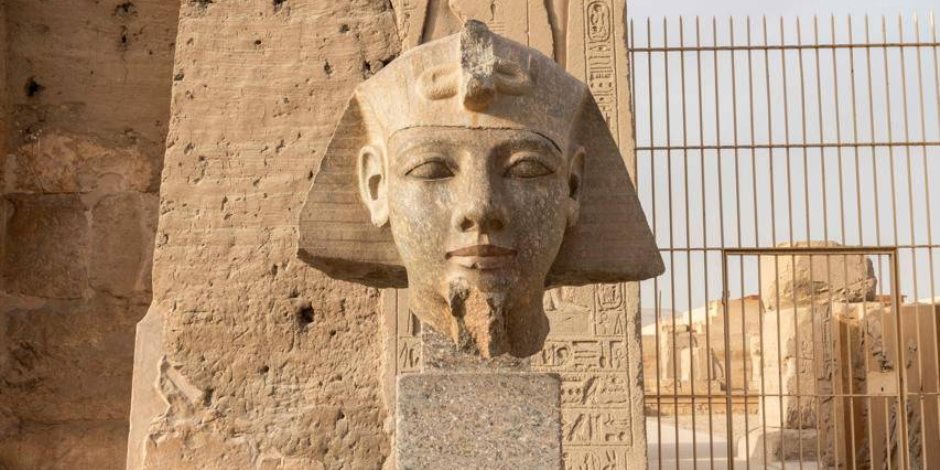الانتهاء من ترميم رأس تمثال من الجرانيت للملك رمسيس الثاني داخل معبده في أبيدوس "صور"