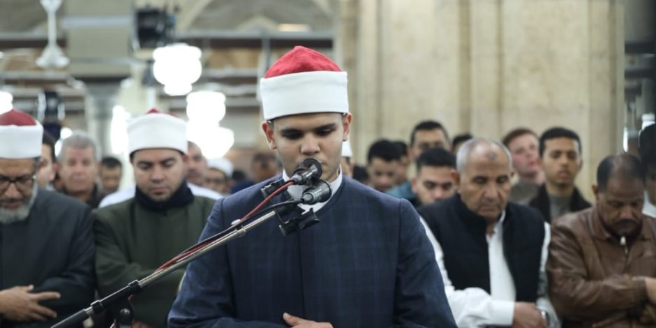 17 عامًا ويؤم المصلين بالأزهر.. موهبة قرآنية جديدة تتقدم لصلاة التراويح في الجامع الأزهر