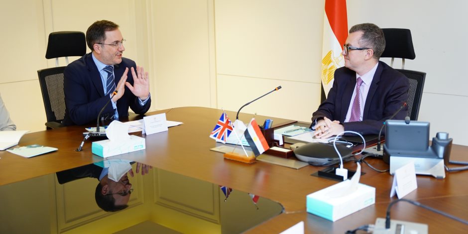 وزير التخطيط والتنمية الاقتصادية يلتقي السفير البريطاني لبحث تعزيز التعاون الاقتصادي