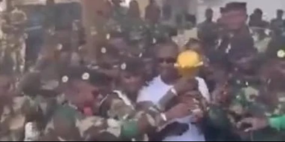 في خطوة تصعيدية .. مدرب السنغال ينقل كأس أفريقيا إلى قاعدة عسكرية.. فيديو