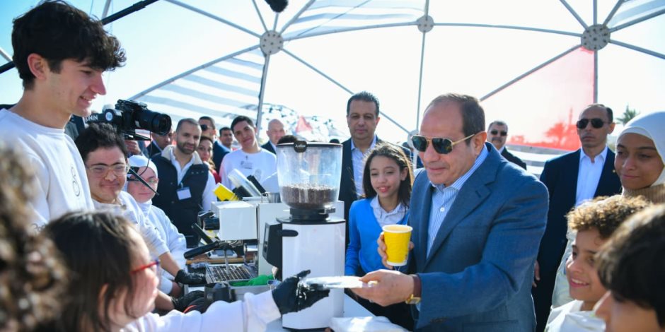 الرئيس السيسي يشارك أطفال شهداء الوطن فرحتهم بعيد الفطر المبارك "صور"