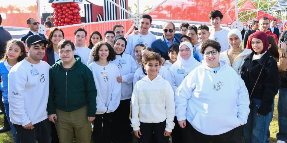 في تقليد سنوى.. صورة تذكارية تجمع الرئيس السيسي مع أبناء الشهداء خلال احتفالية عيد الفطر المبارك