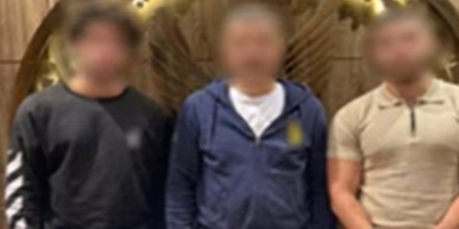 أمن القاهرة يضبط المتهمين بإلقاء أكياس مياة على المصلين عقب صلاة العيد (فيديو)