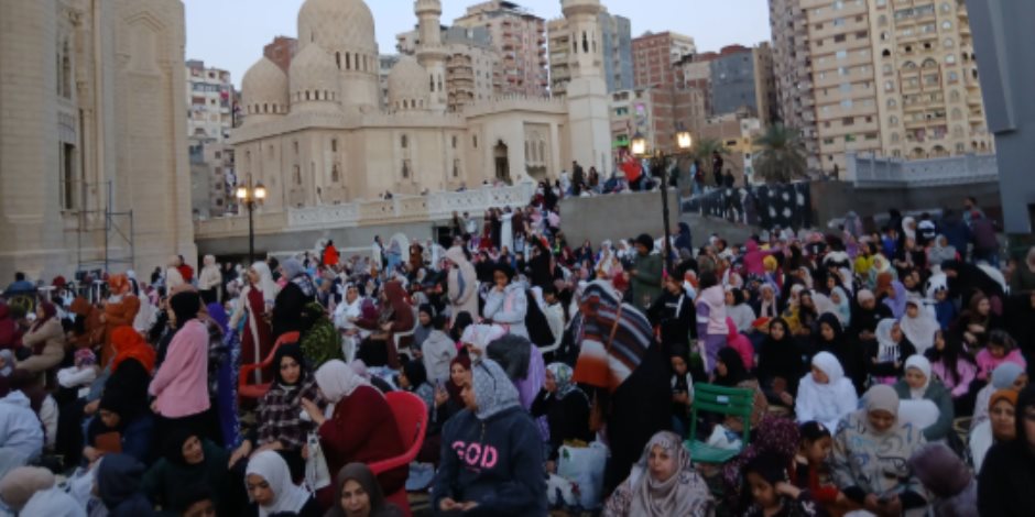 تكبيرات العيد من مسجد المرسي أبو العباس بالإسكندرية للمشاركة في أداء صلاة عيد الفطر