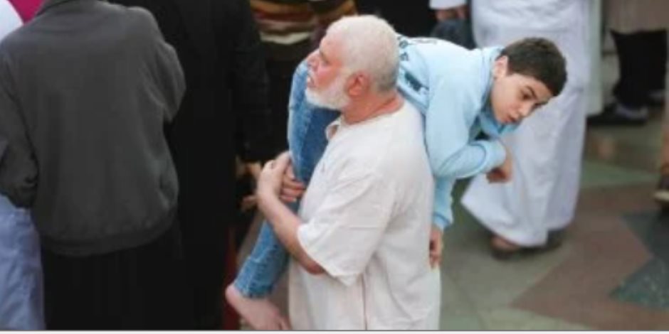 جد يحمل حفيده من ذوي الهمم فى صلاة العيد بمسجد عمرو بن العاص