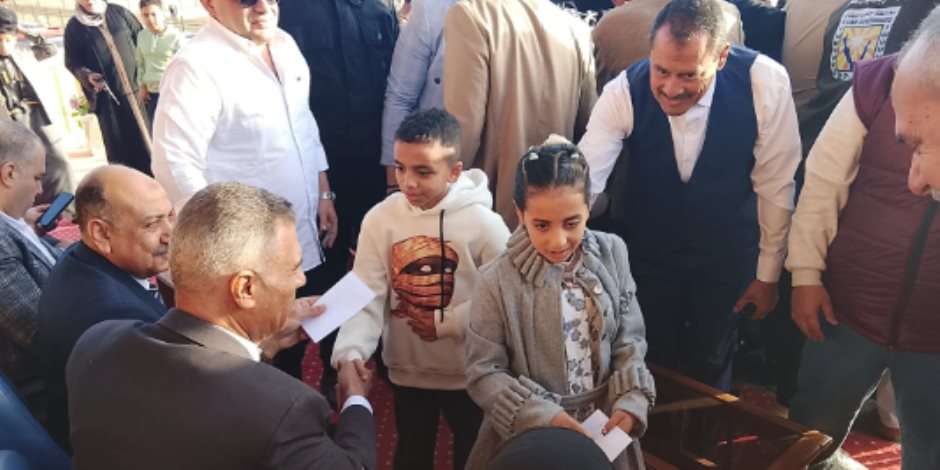 محافظ جنوب سيناء يوزع هدايا وعيديات على الأطفال بعد صلاة عيد الفطر.. صور