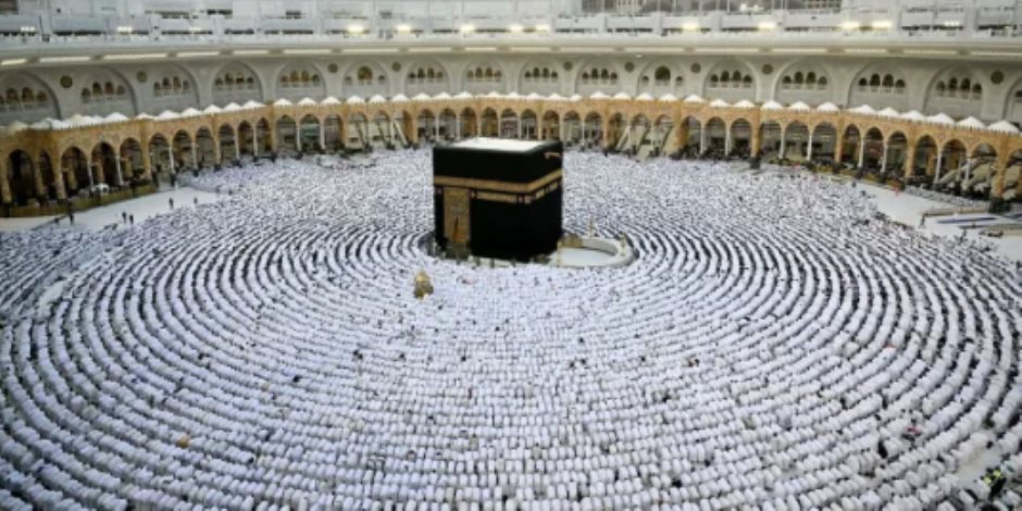  الآلاف يؤدون صلاة عيد الفطر بالمسجد الحرام وسط أجواء روحانية