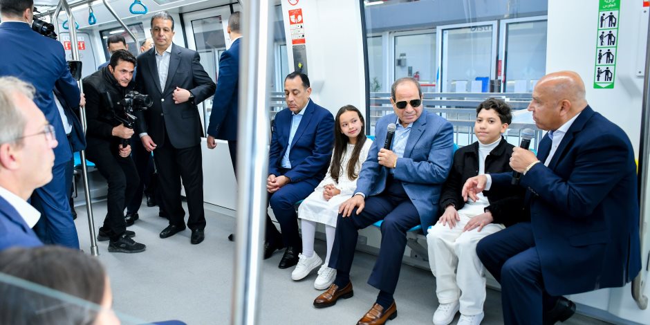 الرئيس السيسى يشارك الأطفال الاحتفال بعيد الفطر.. ويشهد افتتاح مونوريل شرق النيل بالعاصمة الجديدة