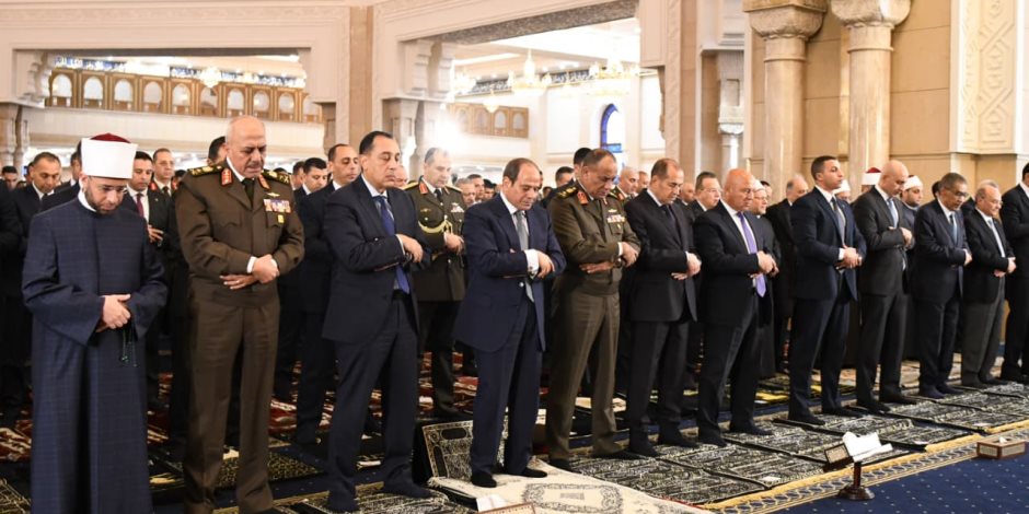 الرئيس السيسي يصل مسجد الفتاح العليم بالعاصمة الجديدة لأداء صلاة عيد الفطر