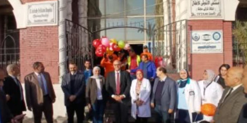محافظ الإسكندرية يزور أطفال مستشفى الملكة نازلى للتهنئة بالعيد