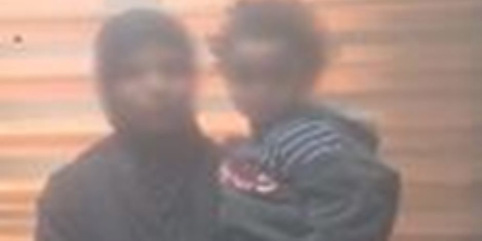 كشف حقيقة صورة استغلال سيدة لطفلة صغيرة في أعمال التسول بجوار مطعم بالجيزة  