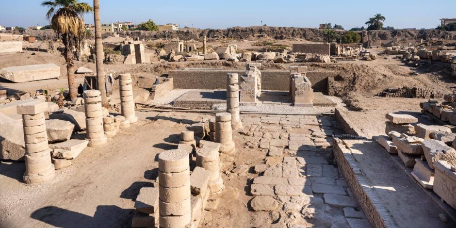 الانتهاء من مشروع إعادة تركيب وترميم بوابة سور الملك رمسيس الثالث شمال معابد الكرنك "صور"