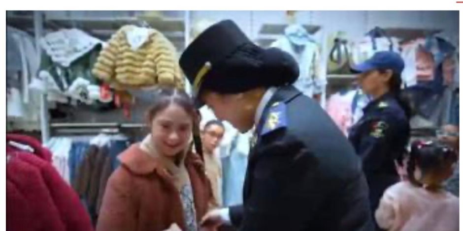 ضباط الشرطة يصطحبون أطفال دور رعاية الأيتام لشراء ملابس العيد احتفالًا بعيد الفطر (فيديو) 