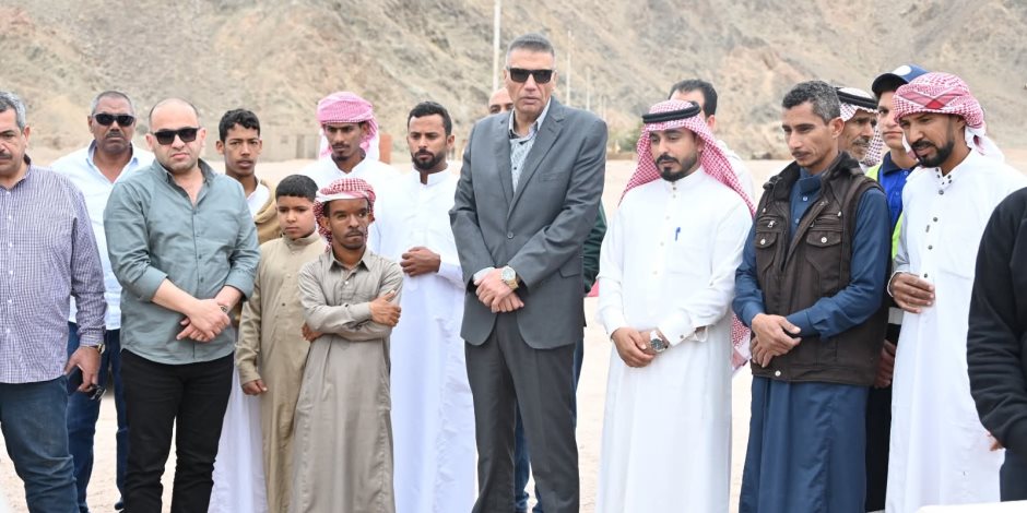 محافظ جنوب سيناء يزور أهالي تجمع وادي خريزة بشرم الشيخ لتهنئتهم بعيد الفطر المبارك