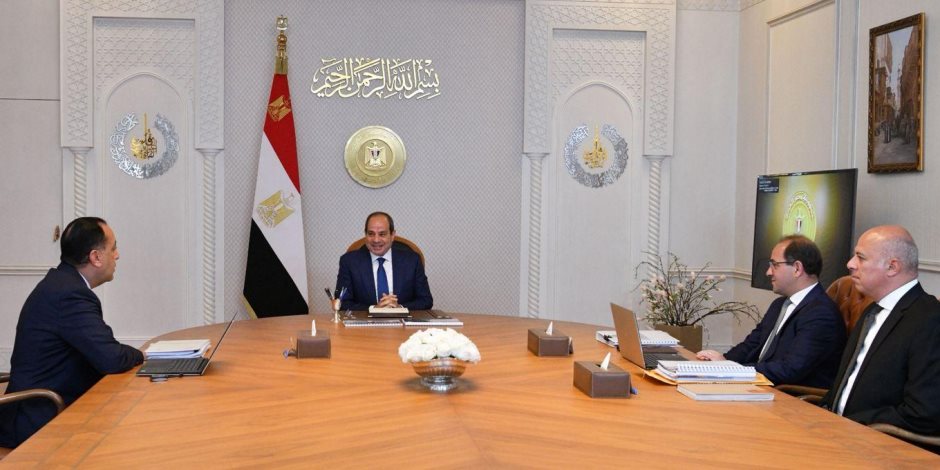 الرئيس السيسي يناقش ملامح موازنة 2026-2027.. نمو مستهدف وزيادات في الأجور