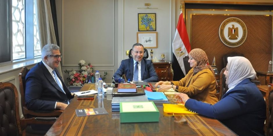 وزير التعليم العالي يبحث تعزيز كفاءة الخريجين بقطاع التمريض وأطقم التمريض بالمستشفيات الجامعية