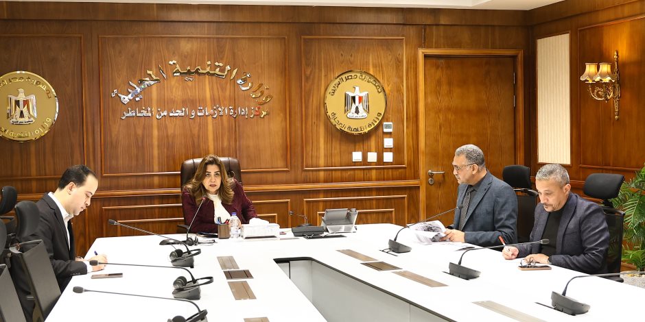 وزيرة التنمية المحلية والبيئة تتابع جهود المحافظات في التعامل مع مياه الأمطار وسوء الأحوال الجوية
