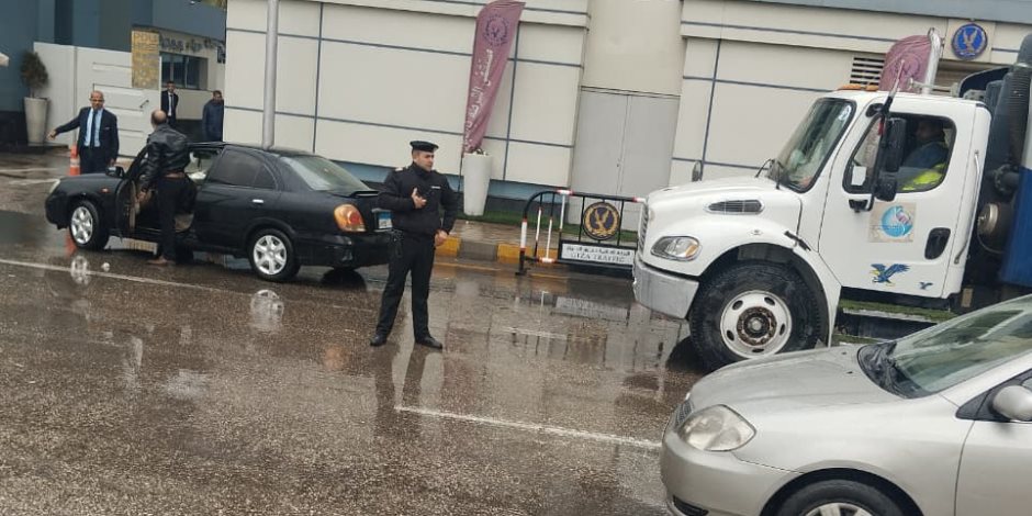 مرور الجيزة يدفع بالخدمات الأمنية وأوناش سحب الأعطال على الطرق وقت الأمطار (صور)