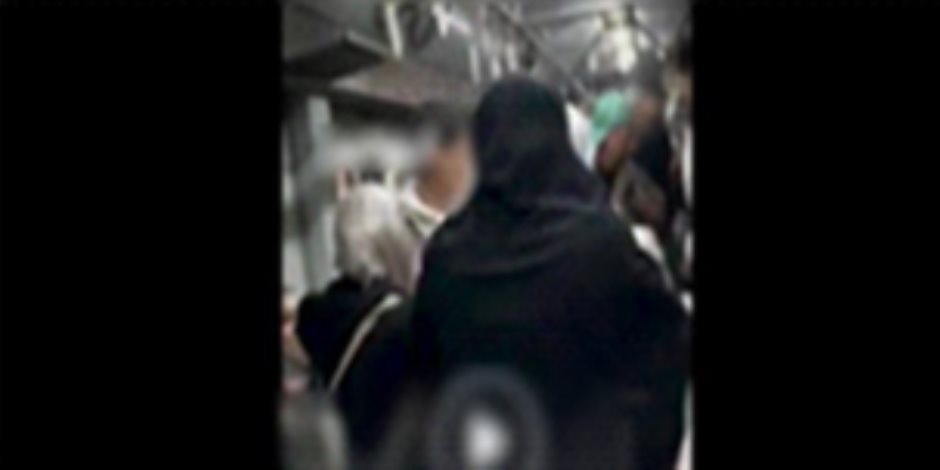 الداخلية تكشف تفاصيل مشاجرة بين بعض السيدات وشاب داخل عربة المترو (فيديو)