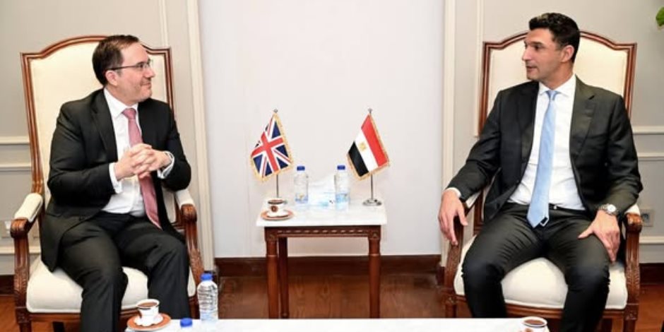 وزير الصناعة يبحث مع سفير المملكة المتحدة بالقاهرة سبل تعزيز التعاون الصناعي المشترك