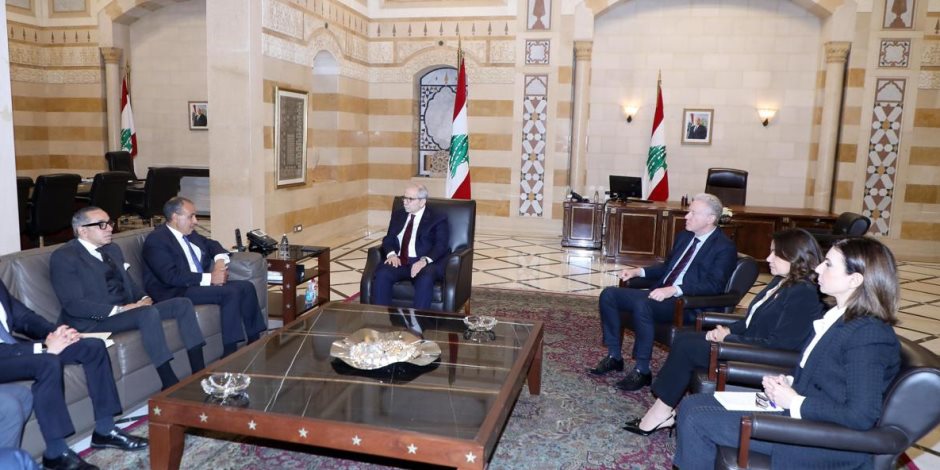 وزير الخارجية يجري مباحثات مع رئيس مجلس الوزراء اللبناني في بيروت وينقل رسالة دعم من الرئيس السيسى