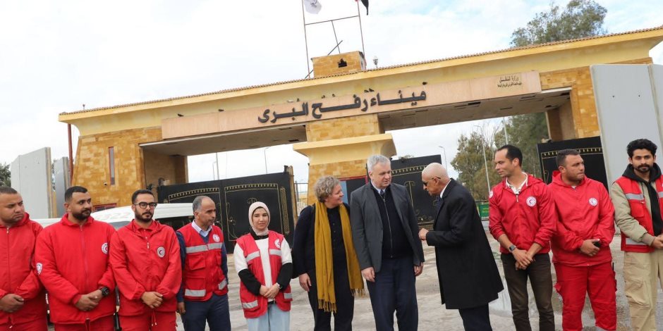 محافظ شمال سيناء يستقبل وفد ألماني ويرافقه في زيارة لمخازن الهلال اللوجستي ومعبر رفح البري (صور) 