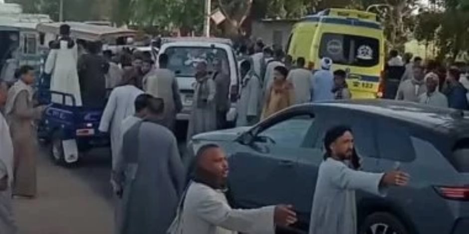 إصابة 16 مواطنا فى تصادم بين ميكروباص وأجرة على طريق إسنا الزراعى.. صور