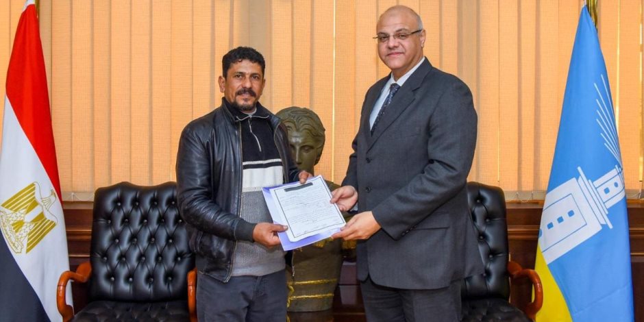 فى زمن قياسى...المحافظات تبدأ تسليم  عقود التقنين لاراضى الدولة 