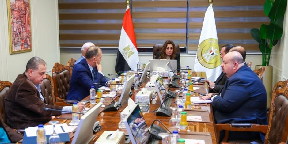 وزيرة التنمية المحلية والبيئة تعقد اجتماعًا موسعًا مع القيادات لمناقشة ملامح الرؤية الاستراتيجية للوزارة 2026–2030