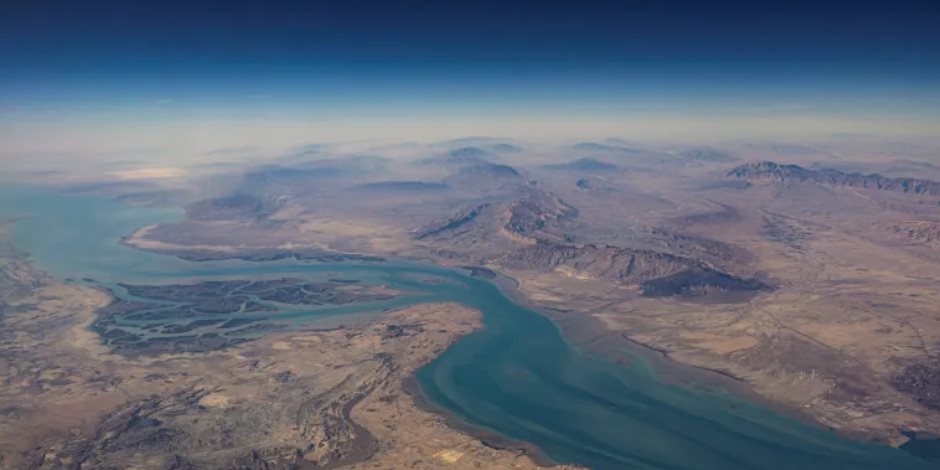 أستاذ علاقات دولية: إغلاق مضيق هرمز سيعطل تكنولوجيا الذكاء الاصطناعى عالميا